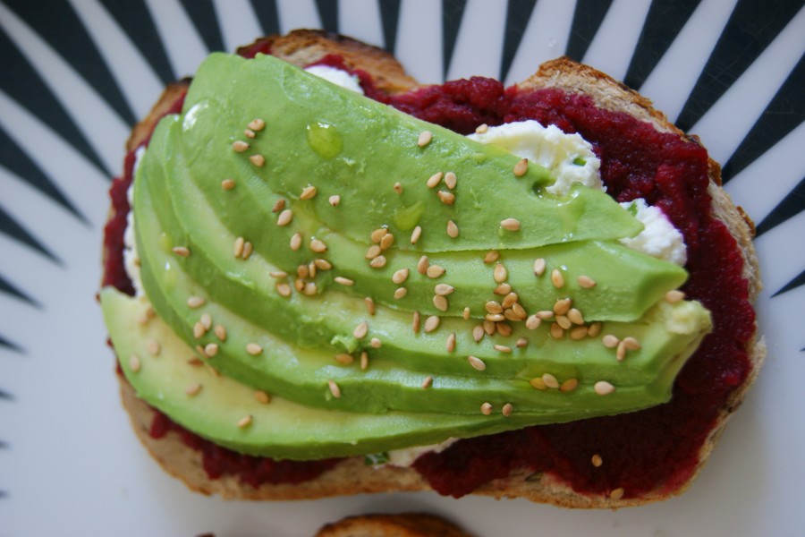 recette tartines avocat chèvre frais et betterave